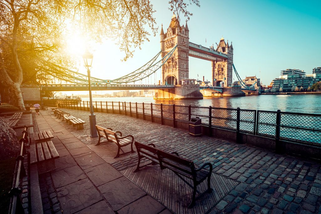 Kbarzycki – istockphoto.com A boulevard next to the river Thames with Tower Bridge in the distance